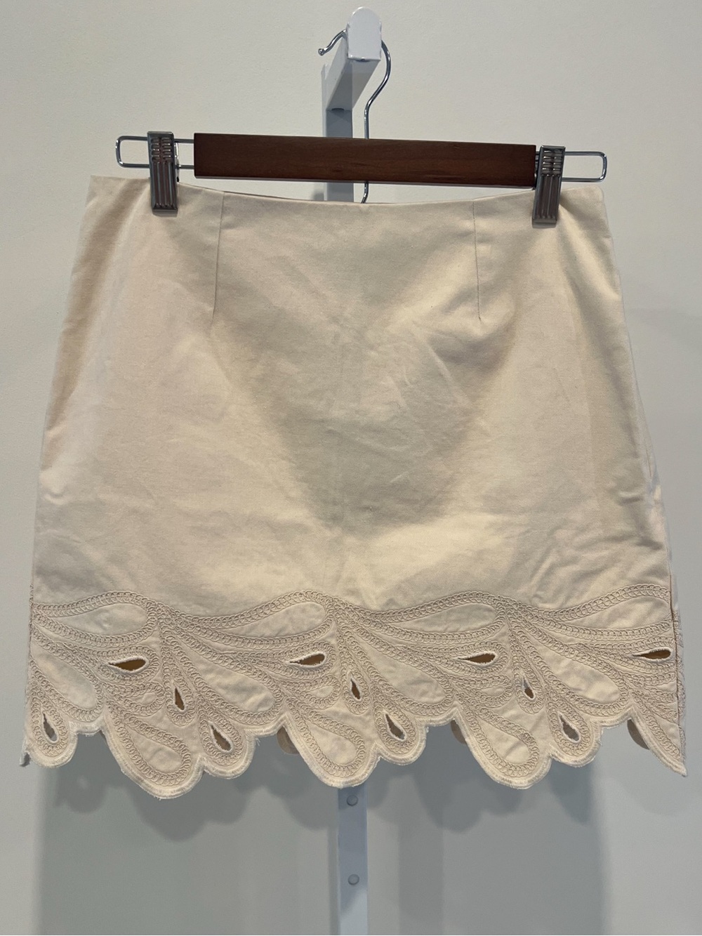 NWT French Connection Cream Twill Cotton Embroidered Eyelet Hem Mini Skirt Sz 4